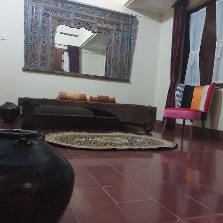 Doeloerkoe Homestay スラカルタ エクステリア 写真
