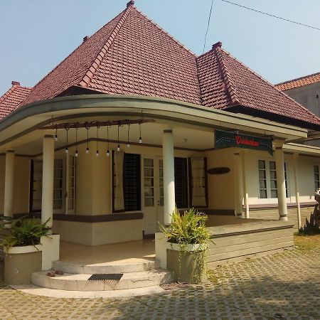 Doeloerkoe Homestay スラカルタ エクステリア 写真