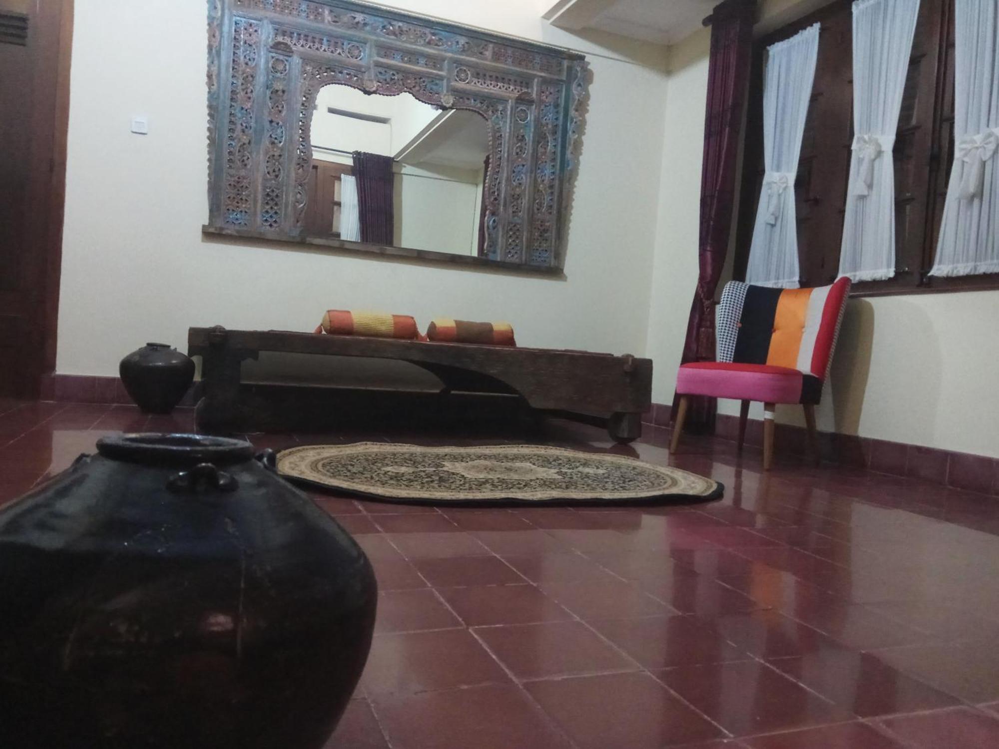 Doeloerkoe Homestay スラカルタ エクステリア 写真