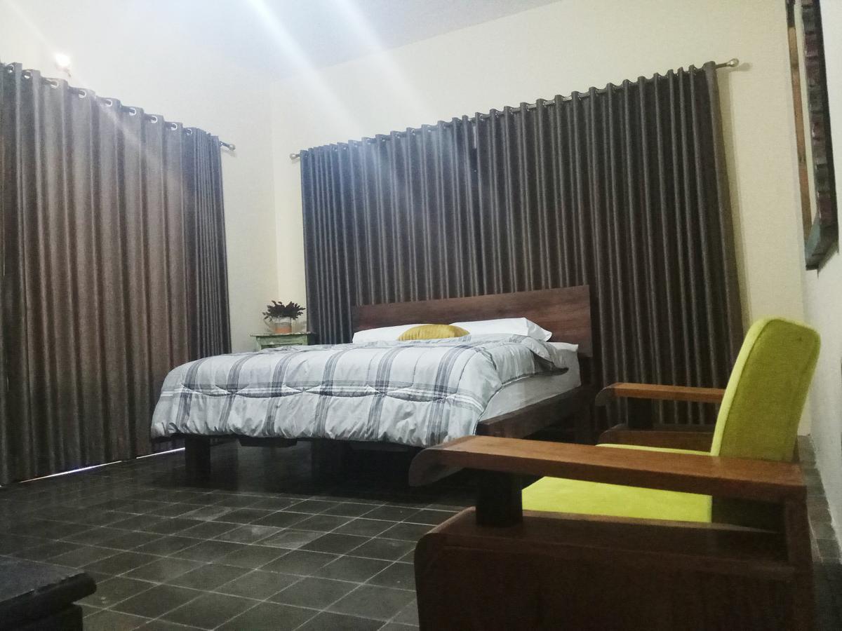 Doeloerkoe Homestay スラカルタ エクステリア 写真
