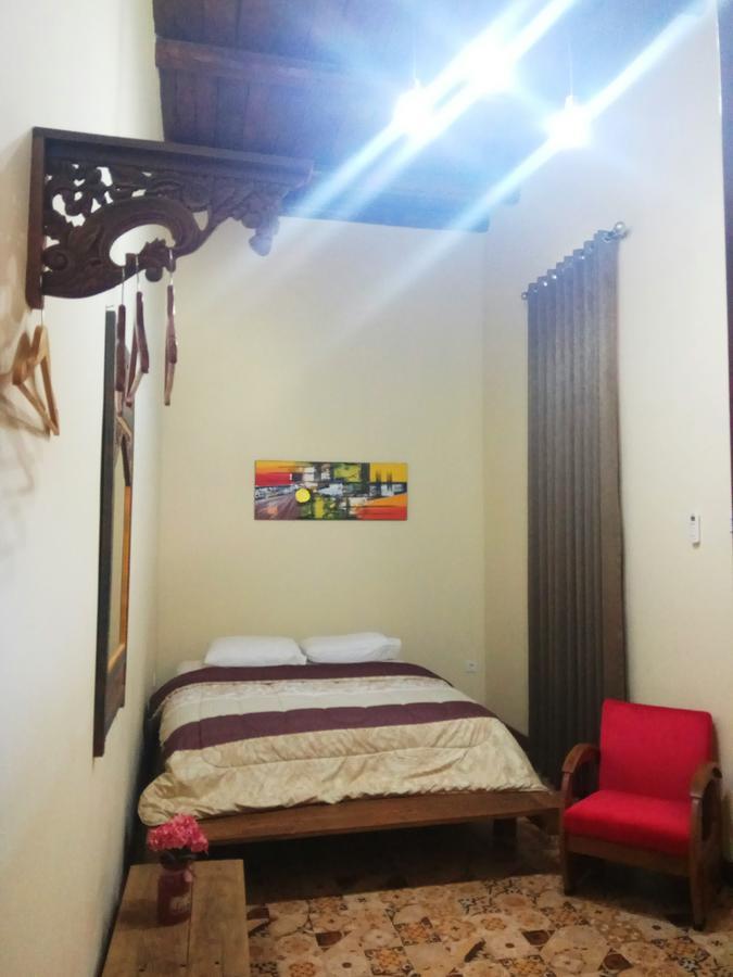Doeloerkoe Homestay スラカルタ エクステリア 写真