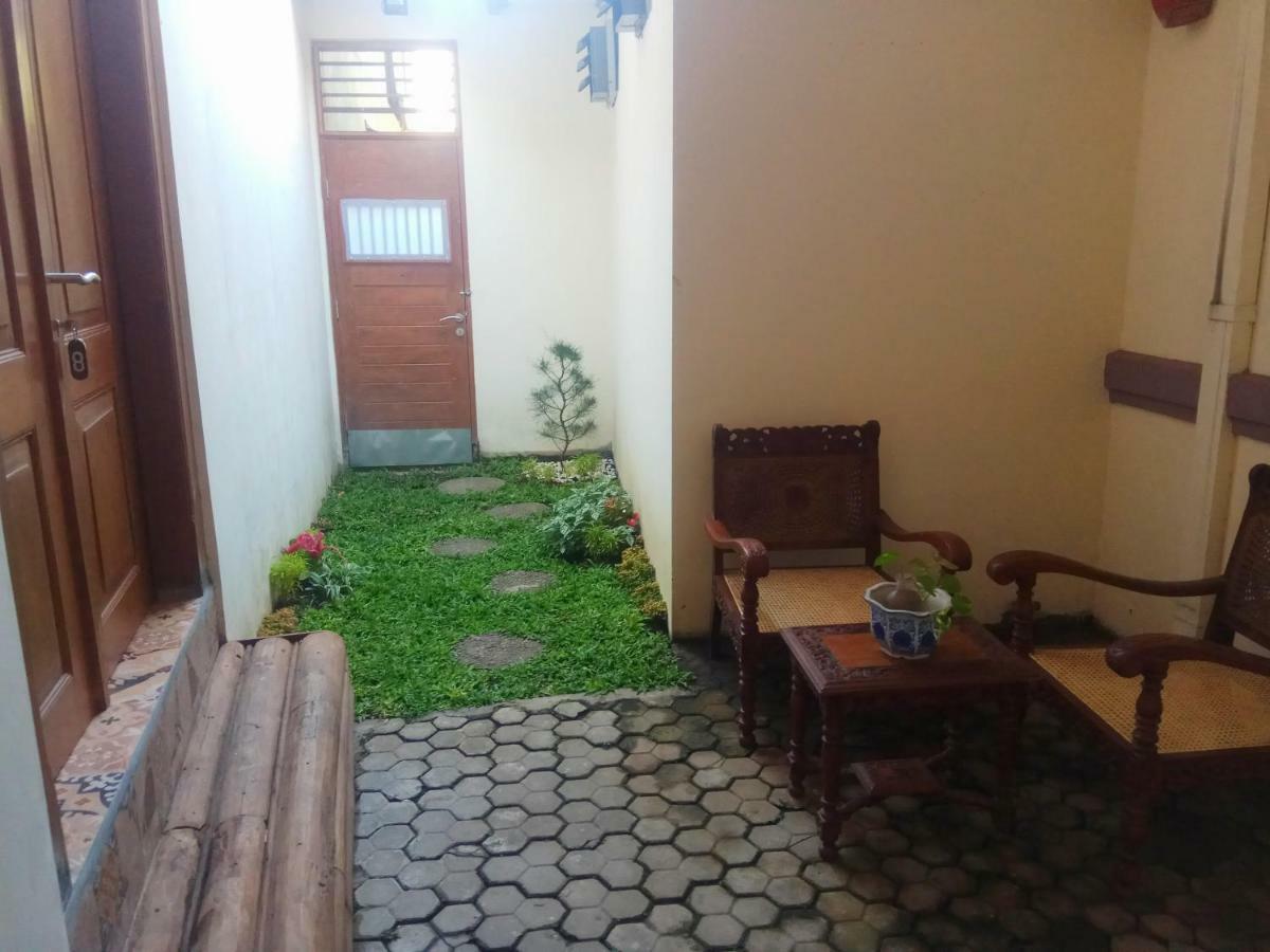 Doeloerkoe Homestay スラカルタ エクステリア 写真